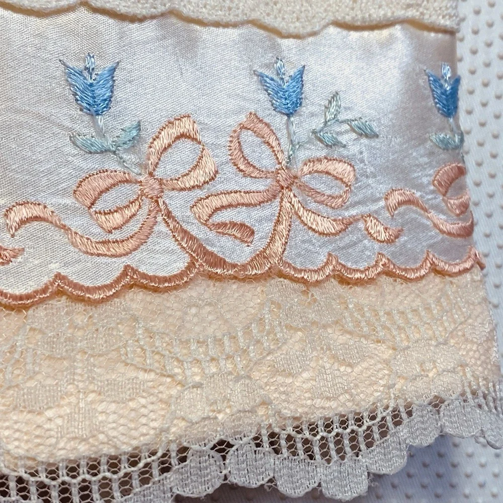 Vintage R.A. Briggs Decorative Bathroom Towel Peach Pink Embroidered Bows Lace‎